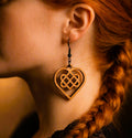 Boucles d'oreilles en bois de noyer Noeud Triple Coeur Celtique