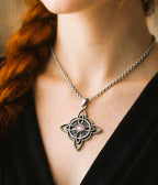 Chaine et pendentif noeud de sorcière orné de triquetra et gemmes