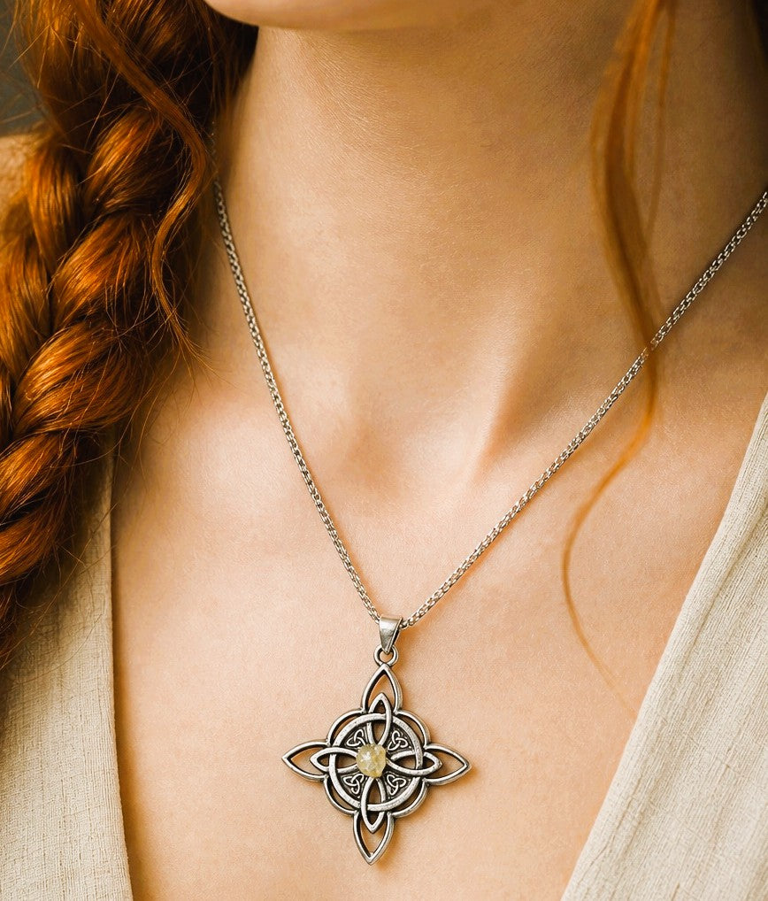 Chaine et pendentif noeud de sorcière orné de triquetra et gemmes