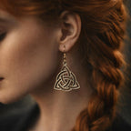 Boucles d'oreilles en bois de noyer doré Triquetra