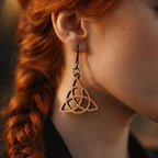 Boucles d'oreilles en bois de noyer naturel Triquetra