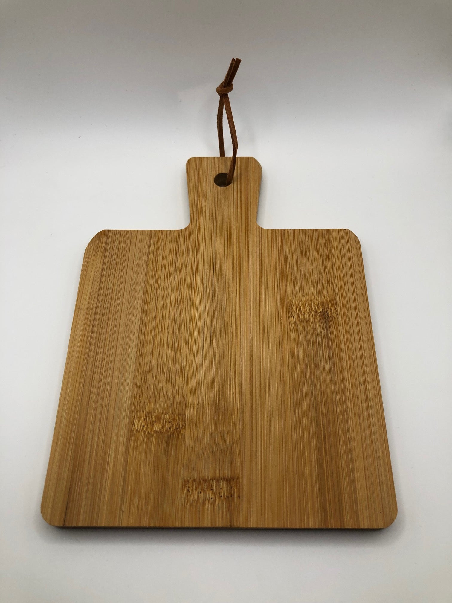 Planchette en bambou gravée carrée avec attache en cuir à personnaliser