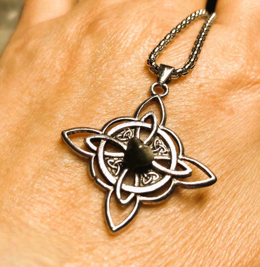 Chaine et pendentif noeud de sorcière orné de triquetra et gemmes