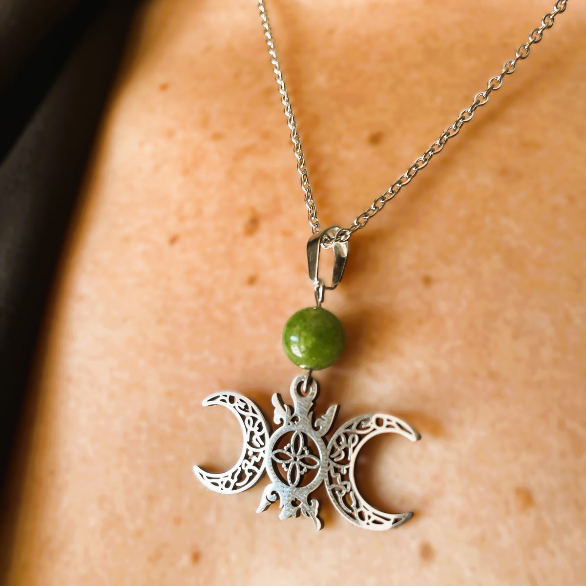 Chaine et pendentif noeud de sorcière & pierre naturelle