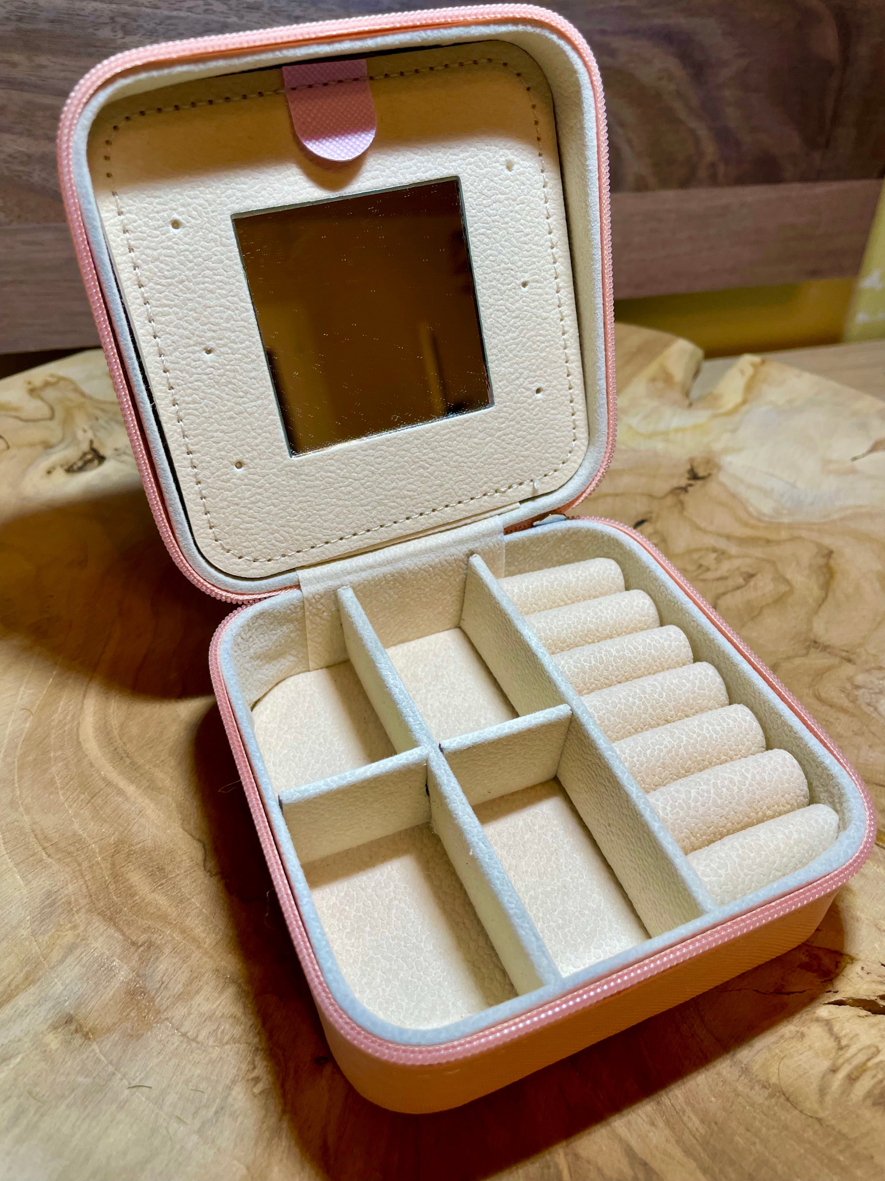 Boites à bijoux de voyage  personnalisée en cuir vegan style wicca/  bohème avec miroir intérieur,