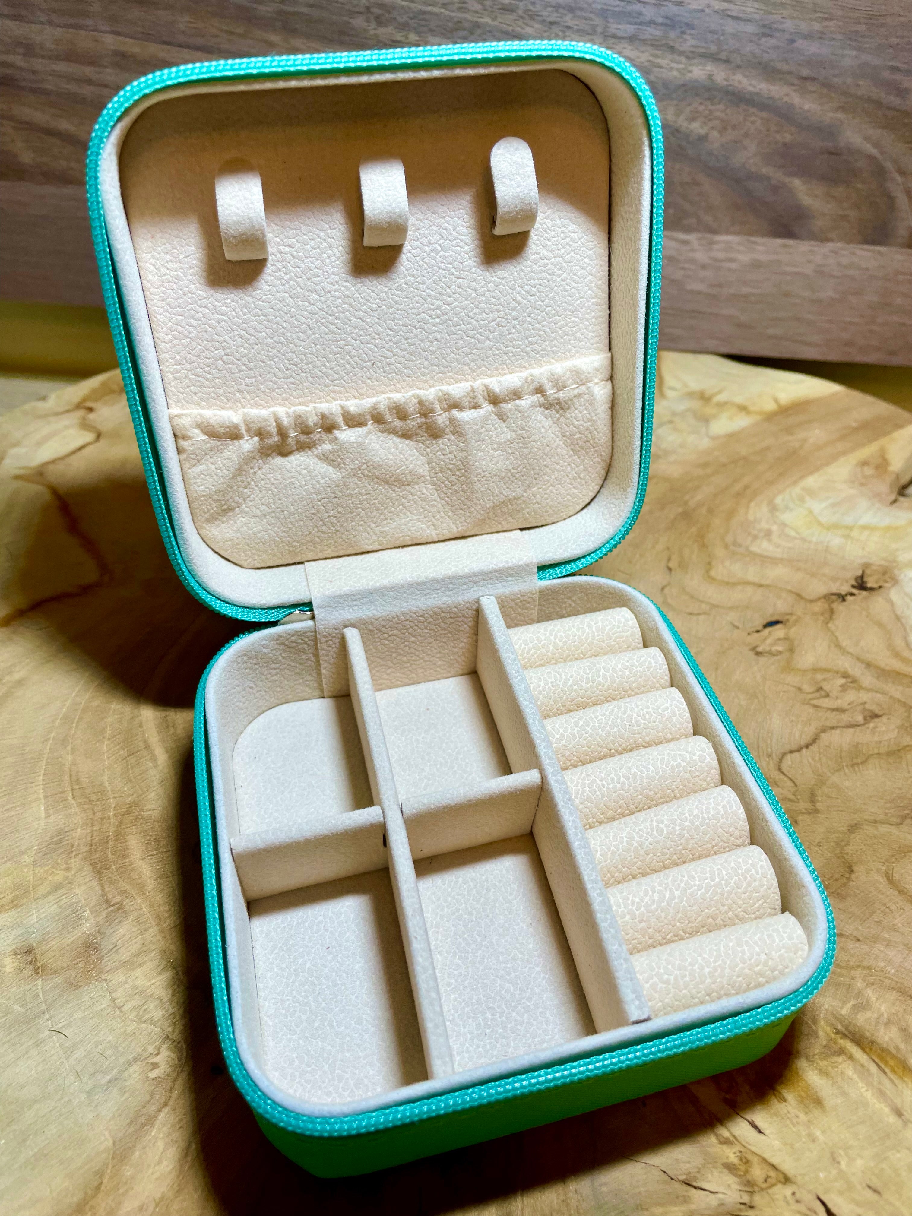 Boites à bijoux de voyage  personnalisée en cuir vegan style wicca/  bohème avec miroir intérieur,