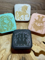 Boites à bijoux de voyage  personnalisée en cuir vegan style wicca/  bohème avec miroir intérieur,