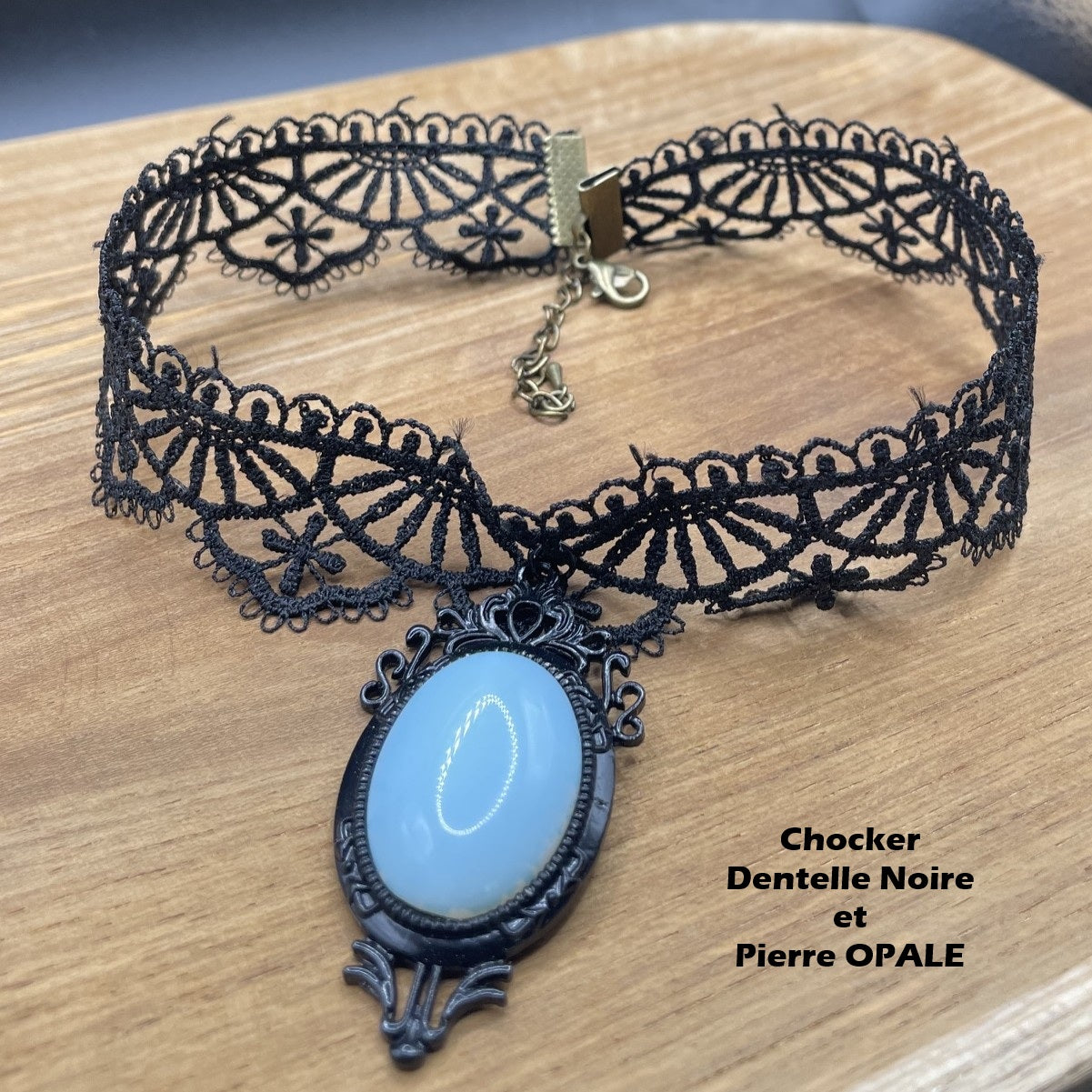 Collier Victorien Dentelle Noire Pierre Opale