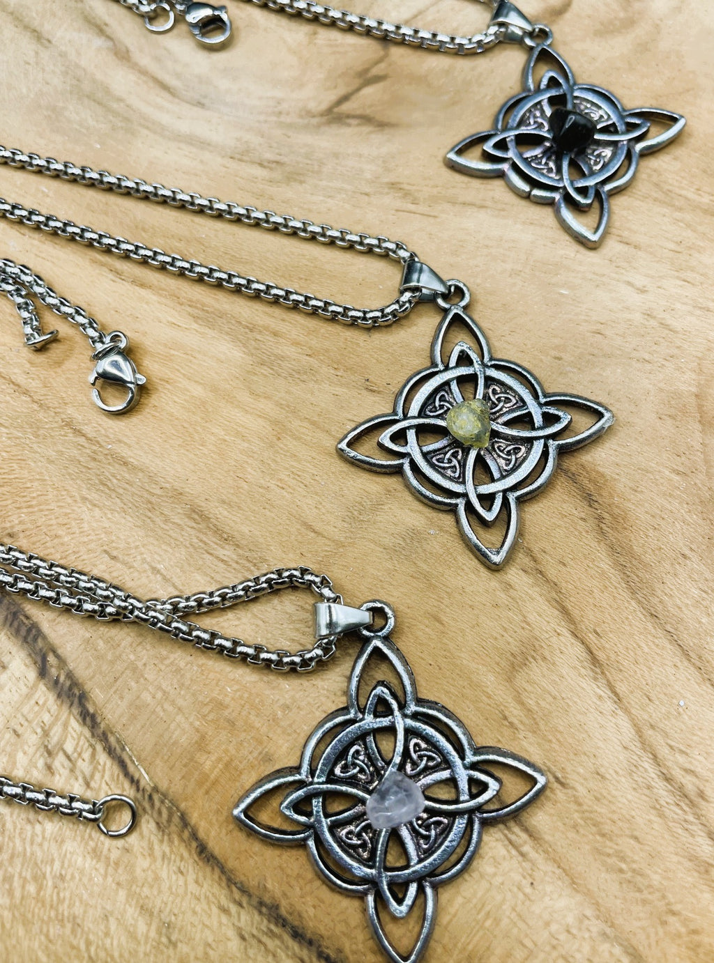 Chaine et pendentif noeud de sorcière orné de triquetra et gemmes