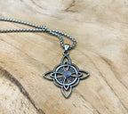 Chaine et pendentif noeud de sorcière orné de triquetra et gemmes