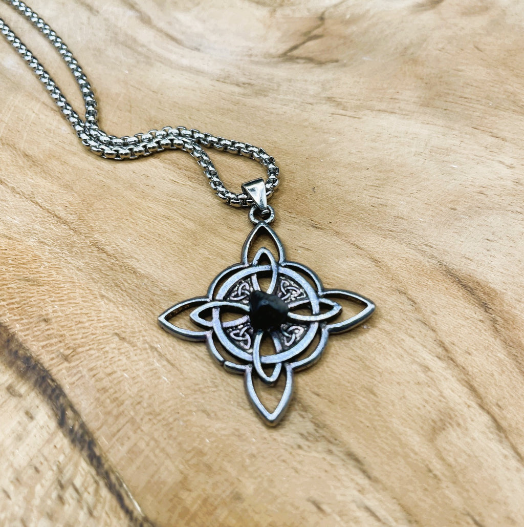 Chaine et pendentif noeud de sorcière orné de triquetra et gemmes