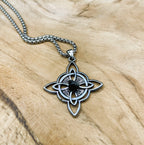 Chaine et pendentif noeud de sorcière orné de triquetra et gemmes