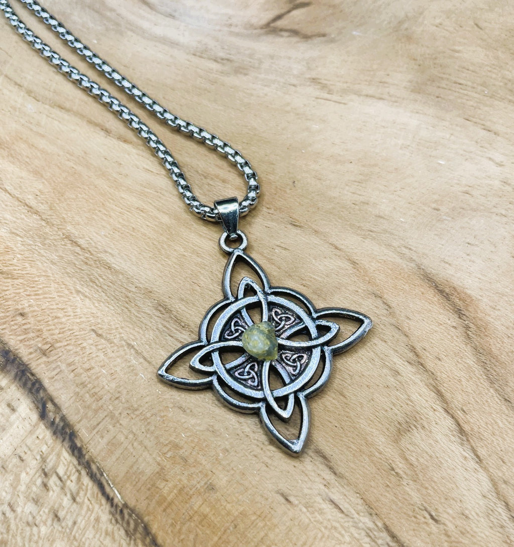 Chaine et pendentif noeud de sorcière orné de triquetra et gemmes
