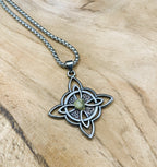 Chaine et pendentif noeud de sorcière orné de triquetra et gemmes