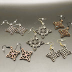 Boucles d'oreilles en bois de noyer Noeud de Sorcière & Strass