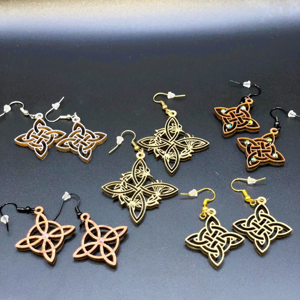Boucles d'oreilles en bois de noyer Noeud de Sorcière & Strass