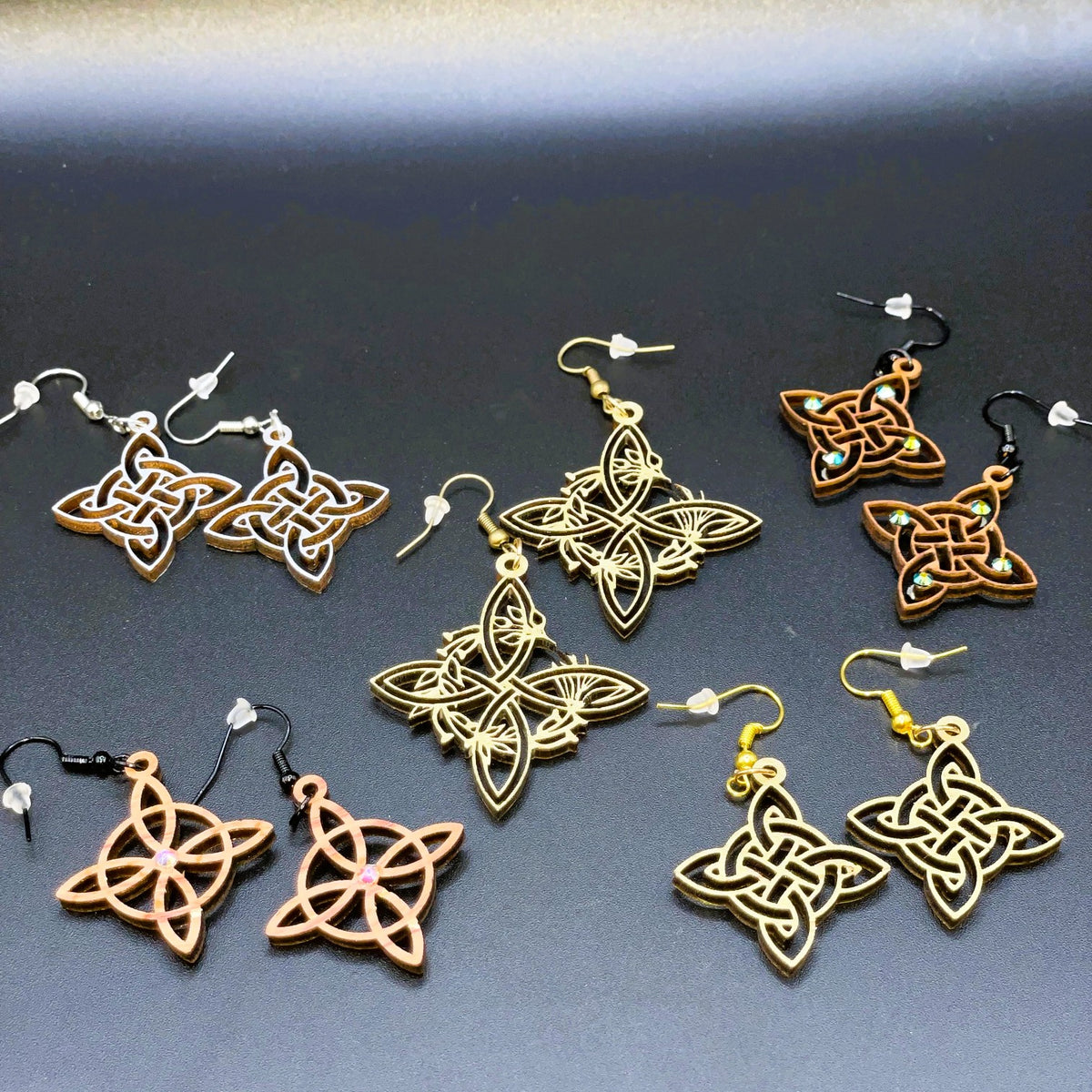 Boucles d'oreilles en bois de noyer argenté Noeud de Sorcière