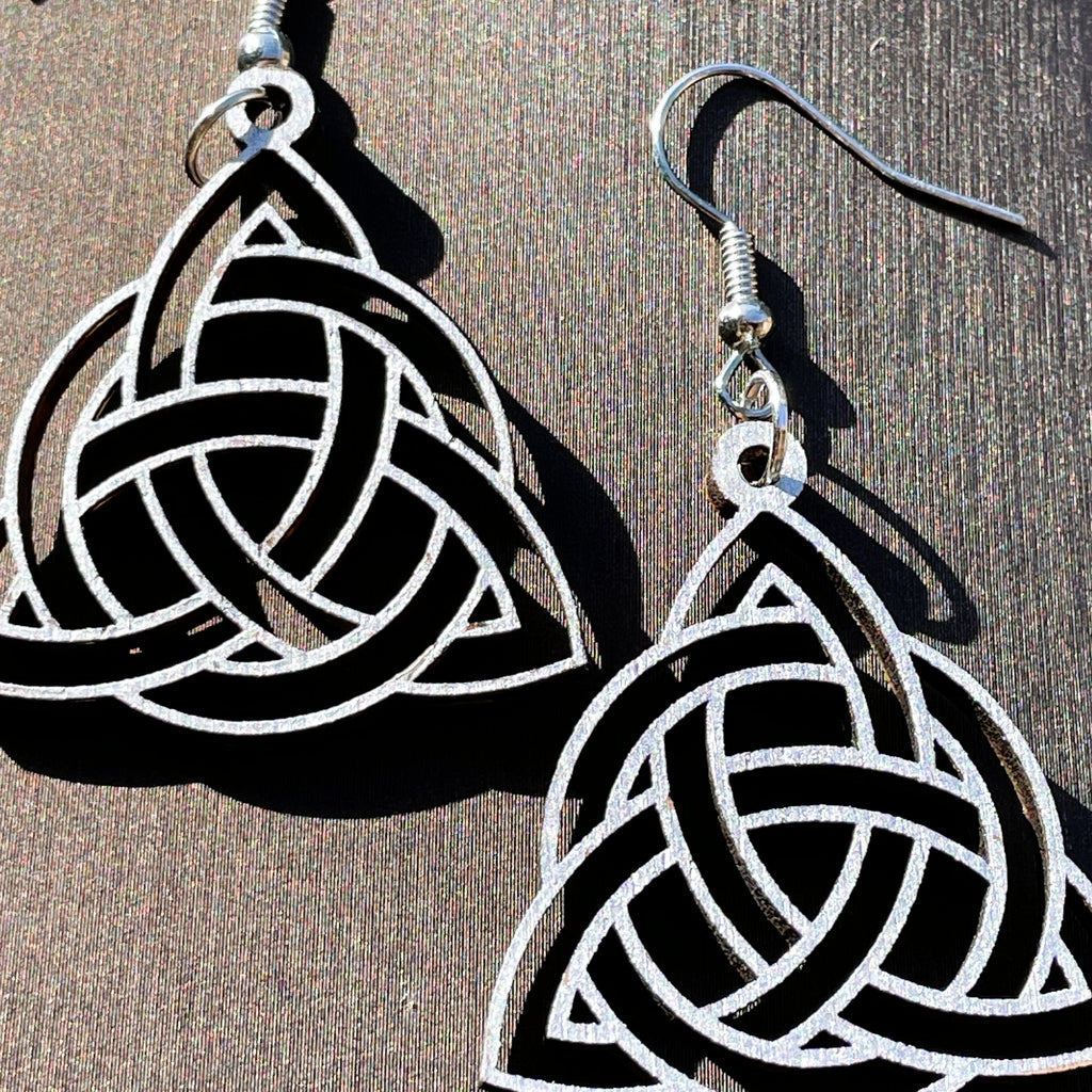 Boucles d'oreilles en bois de noyer argenté Triquetra