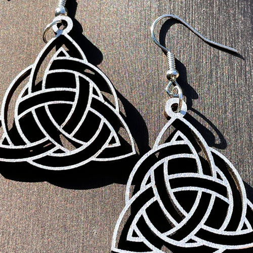 Boucles d'oreilles en bois de noyer argenté Triquetra