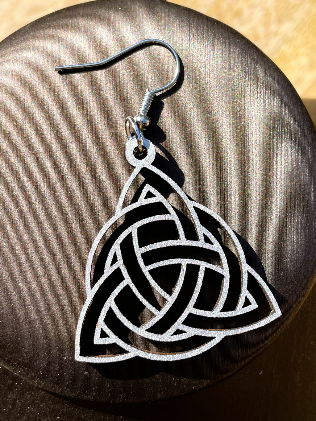 Boucles d'oreilles en bois de noyer argenté Triquetra