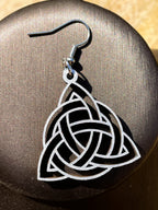 Boucles d'oreilles en bois de noyer argenté Triquetra