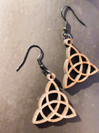 Boucles d'oreilles en bois de noyer naturel Triquetra
