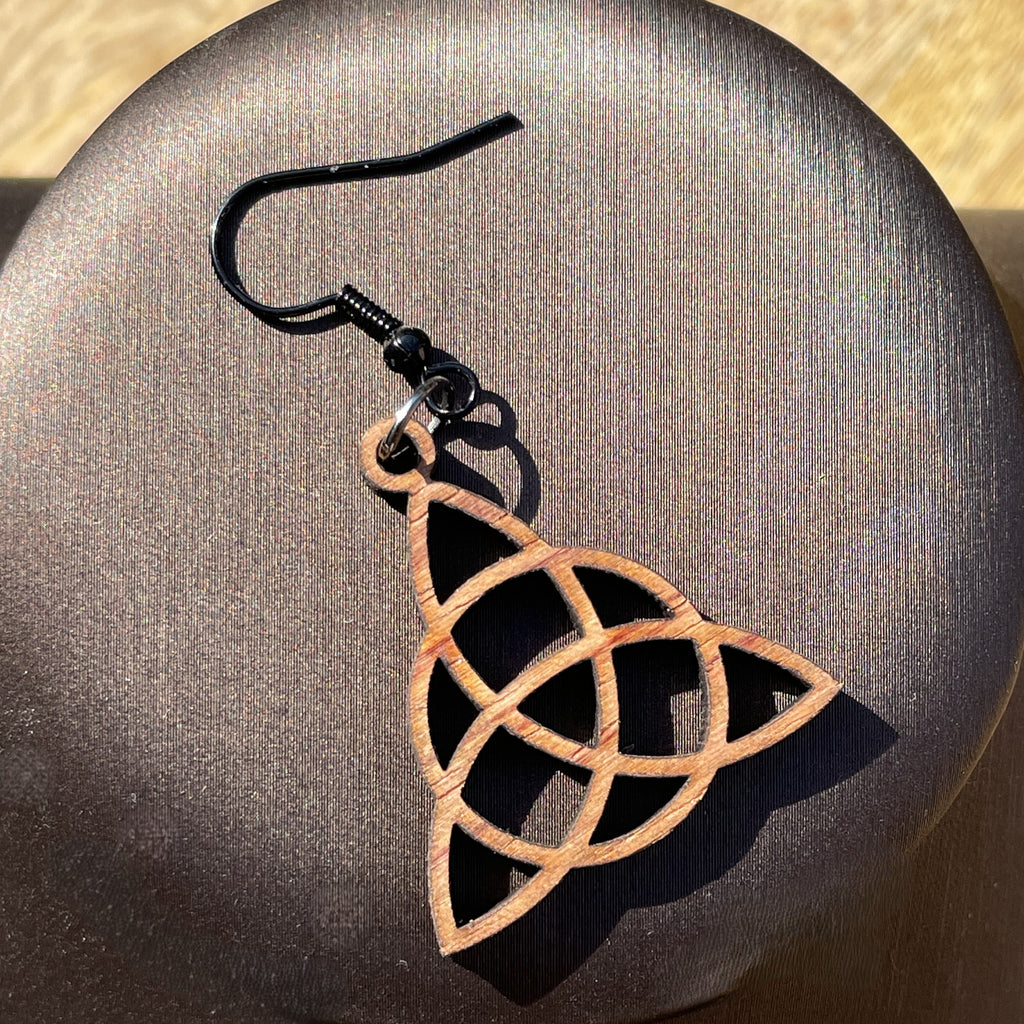 Boucles d'oreilles en bois de noyer naturel Triquetra