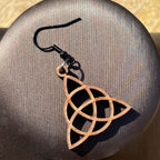Boucles d'oreilles en bois de noyer naturel Triquetra