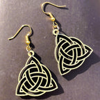 Boucles d'oreilles en bois de noyer doré Triquetra