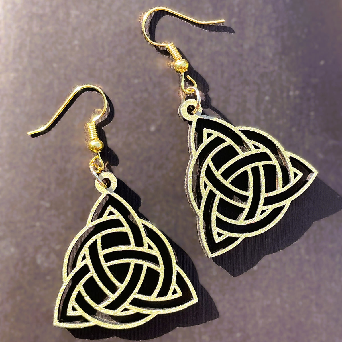 Boucles d'oreilles en bois de noyer doré Triquetra