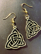 Boucles d'oreilles en bois de noyer doré Triquetra