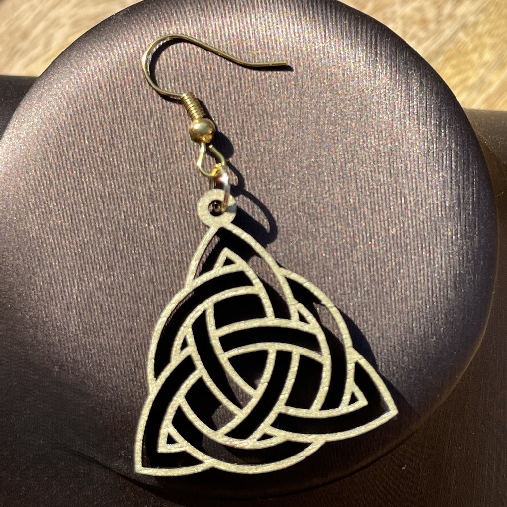 Boucles d'oreilles en bois de noyer doré Triquetra