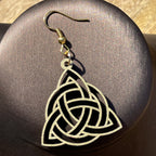 Boucles d'oreilles en bois de noyer doré Triquetra