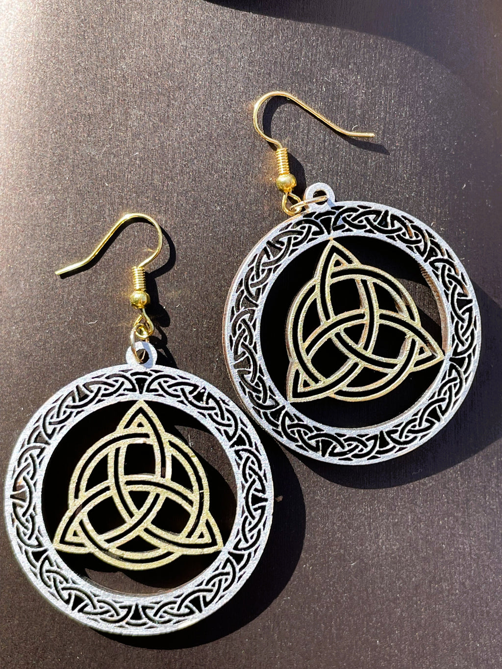 Boucles d'oreilles en bois de noyer bicolore Triquetra