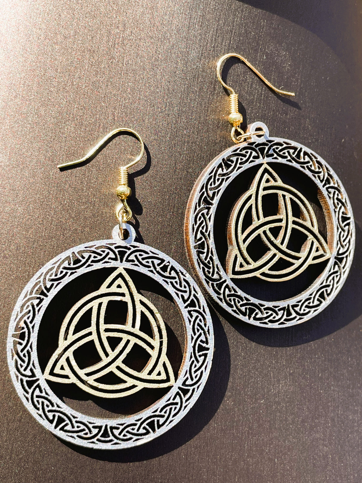 Boucles d'oreilles en bois de noyer bicolore Triquetra