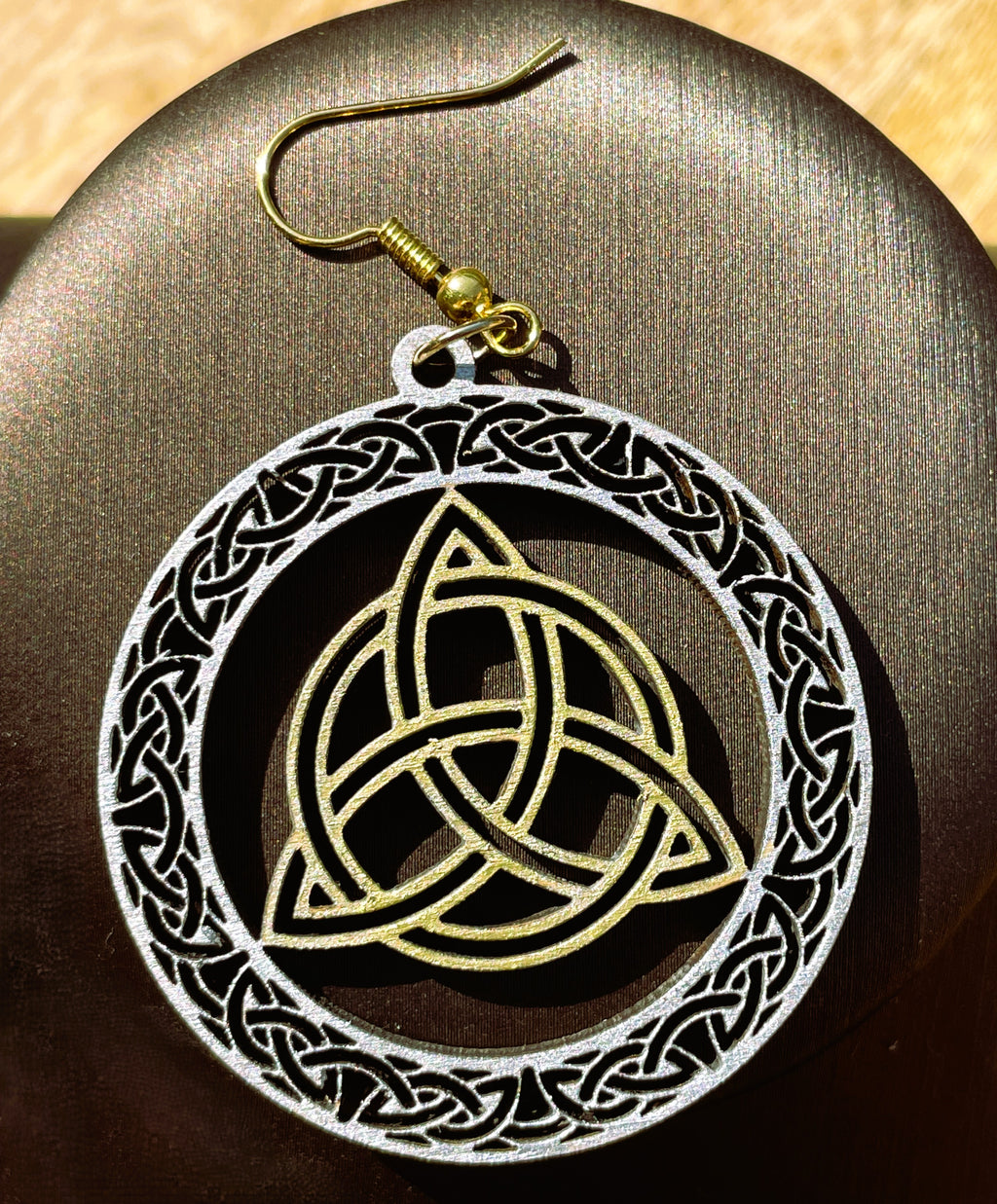 Boucles d'oreilles en bois de noyer bicolore Triquetra