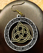 Boucles d'oreilles en bois de noyer bicolore Triquetra
