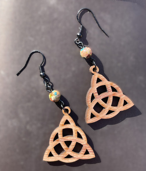 Boucles d'oreilles en bois de noyer naturel Triquetra & perle naturelle