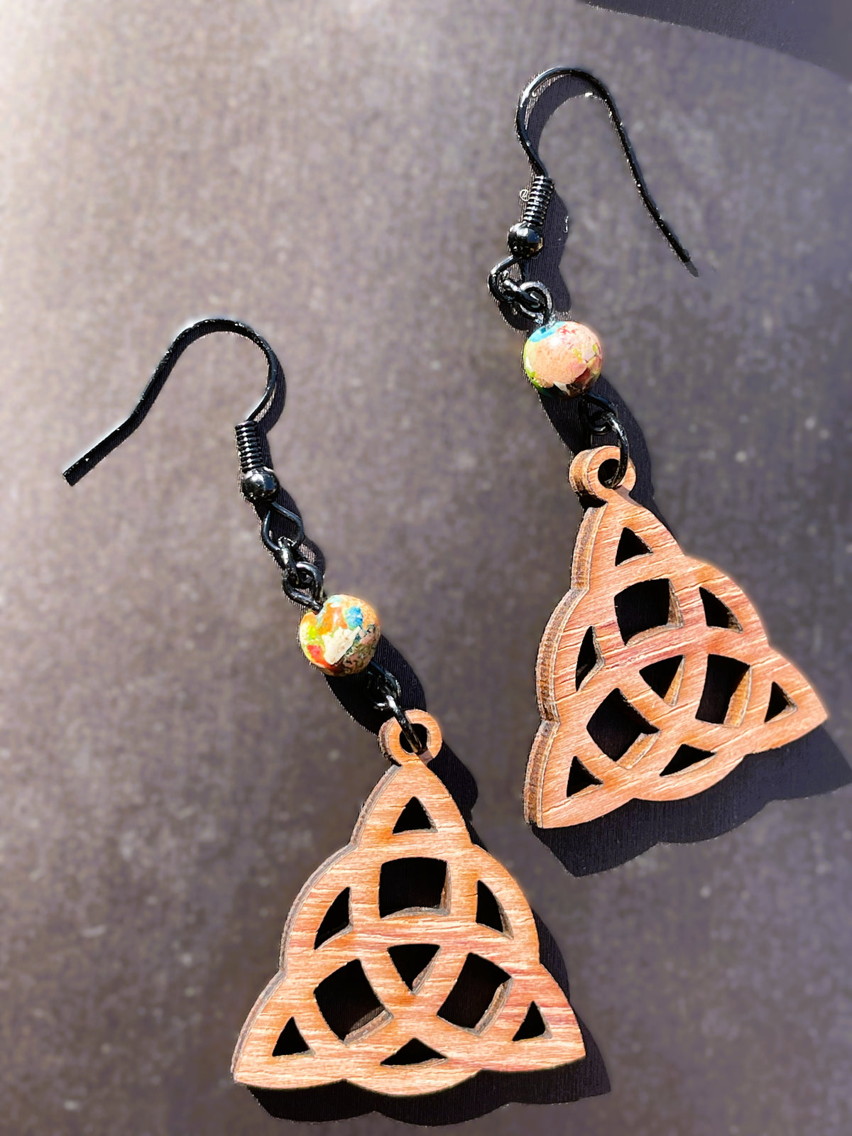 Boucles d'oreilles en bois de noyer naturel Triquetra & perle naturelle
