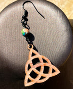 Boucles d'oreilles en bois de noyer naturel Triquetra & perle naturelle
