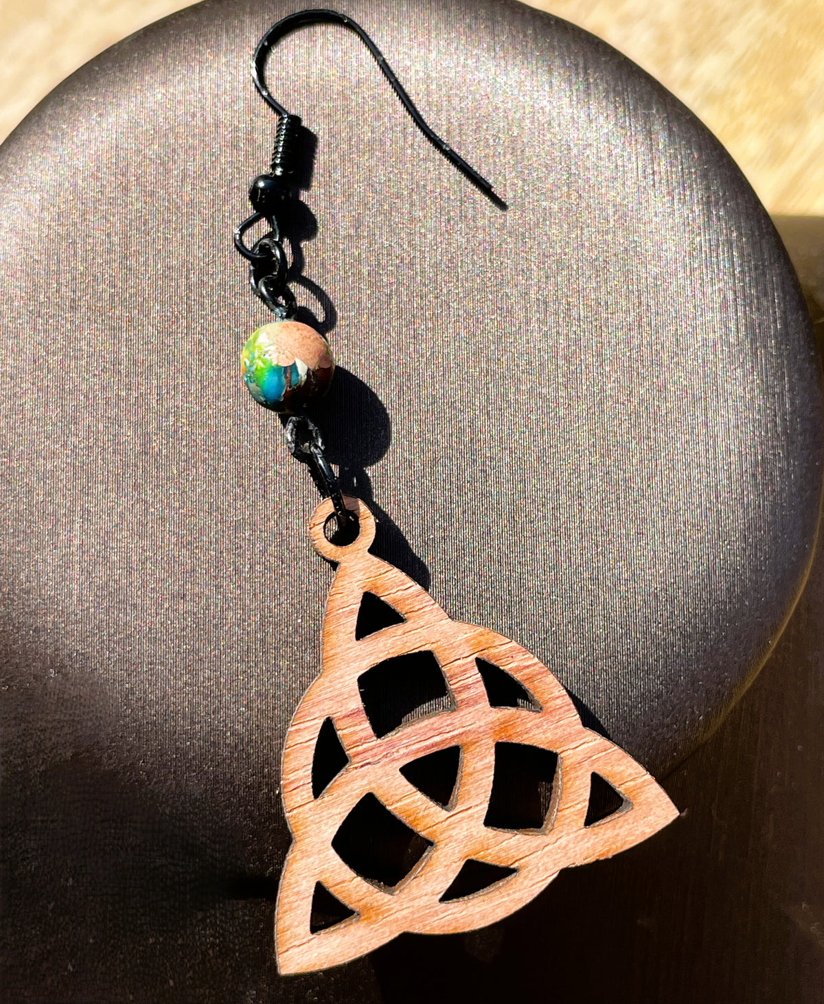 Boucles d'oreilles en bois de noyer naturel Triquetra & perle naturelle