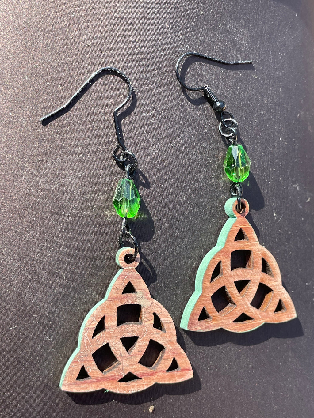Boucles d'oreilles en bois de noyer naturel Triquetra & cristal