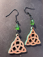 Boucles d'oreilles en bois de noyer naturel Triquetra & cristal