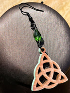Boucles d'oreilles en bois de noyer naturel Triquetra & cristal