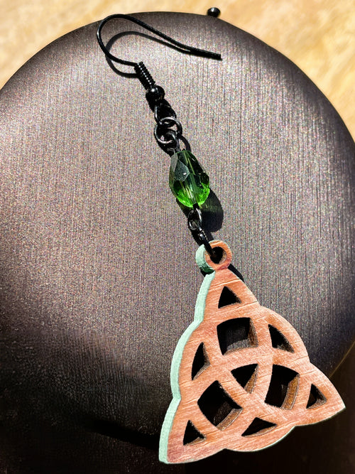 Boucles d'oreilles en bois de noyer naturel Triquetra & cristal