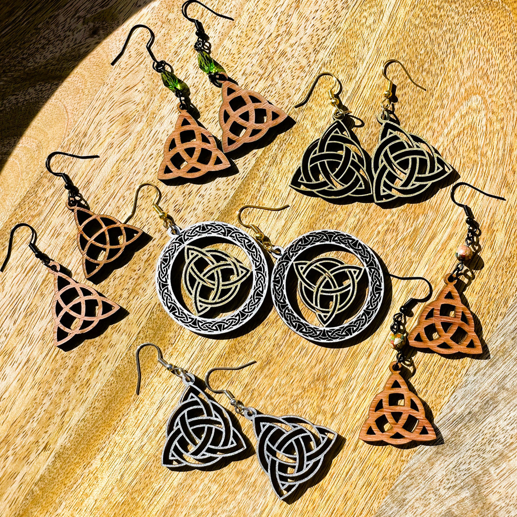 Boucles d'oreilles en bois de noyer naturel Triquetra