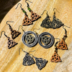 Boucles d'oreilles en bois de noyer naturel Triquetra