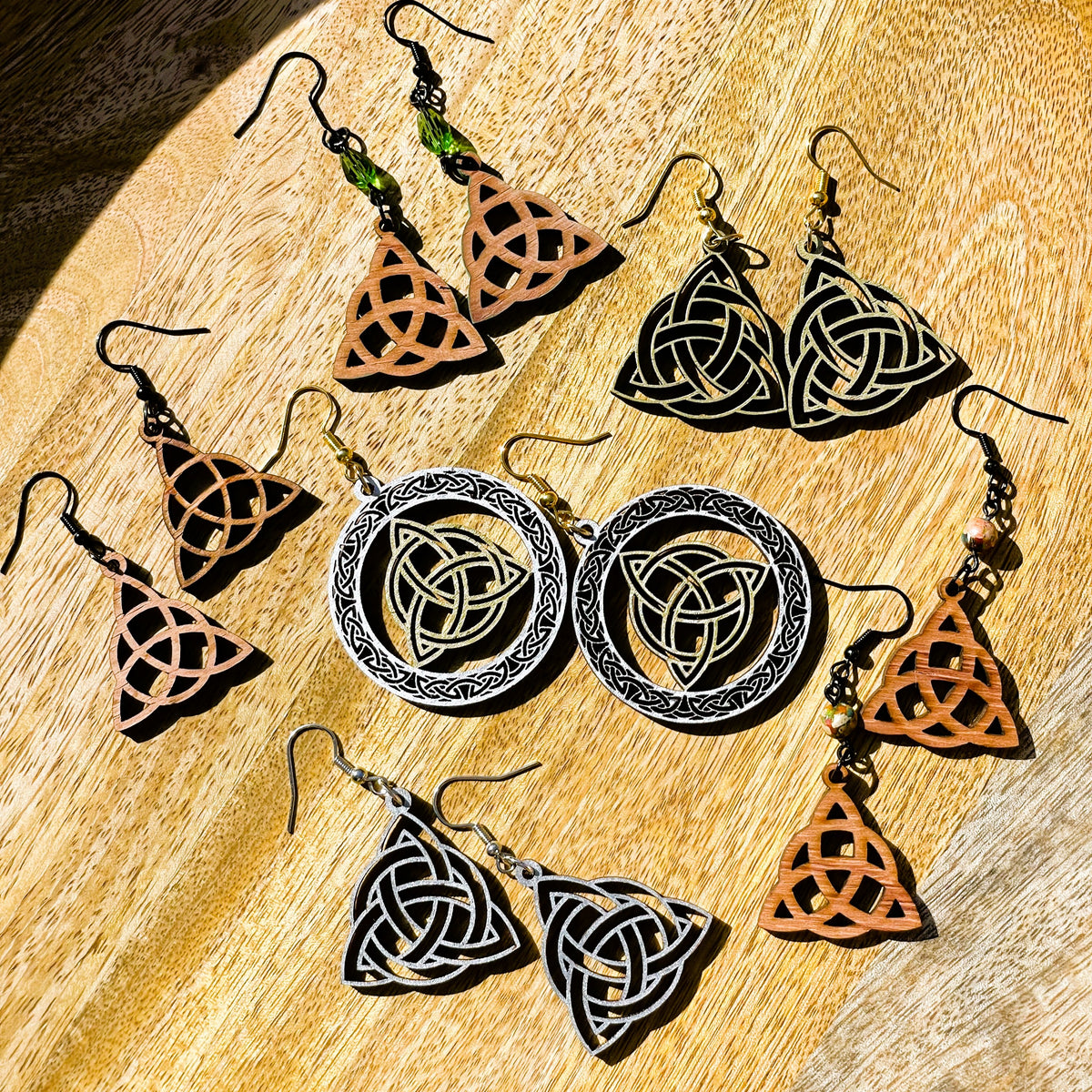 Boucles d'oreilles en bois de noyer argenté Triquetra