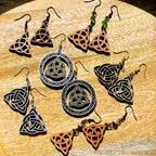 Boucles d'oreilles en bois de noyer naturel Triquetra