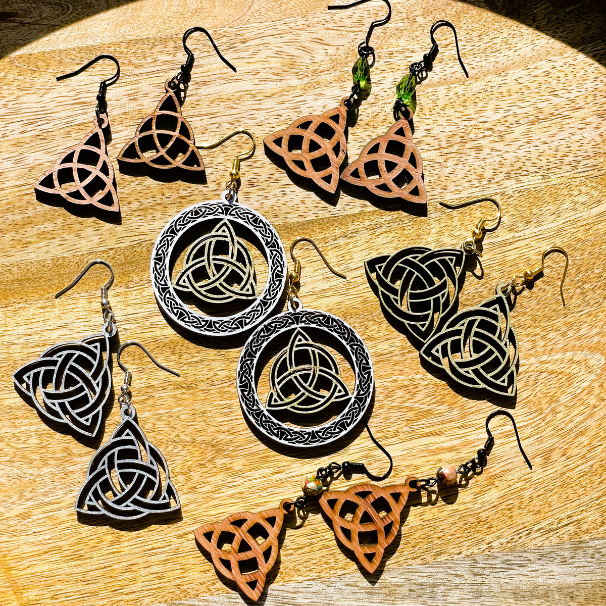 Boucles d'oreilles en bois de noyer argenté Triquetra